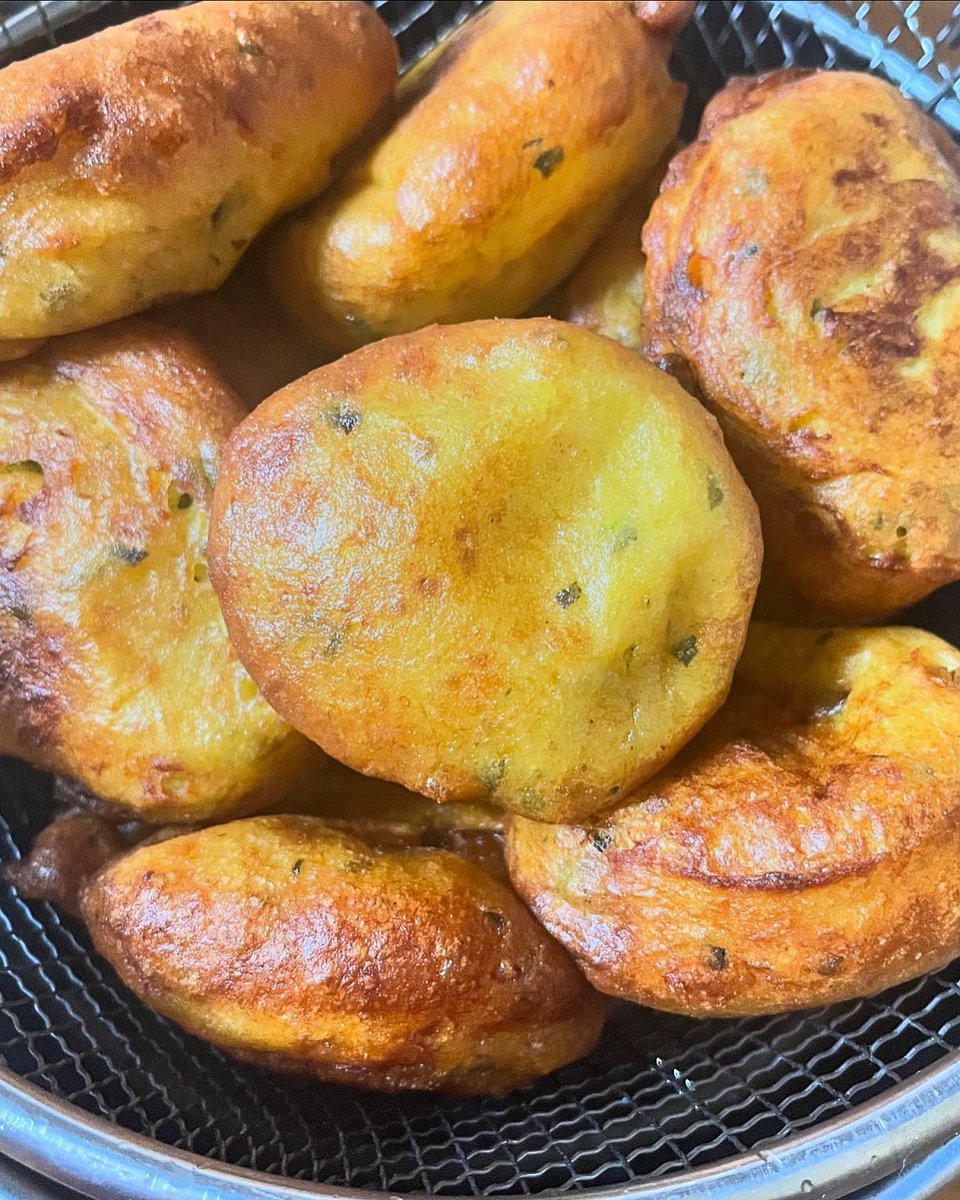 PiramideRossa's tweet photo. #belle #buone e #morbide…le mie #frittelle
.
.
.
.
.
.
.
.
#frittelle #zucchine #patate #uova #latte #parimigianoreggiano #grattugiato e si #spadella #fritto #olioextraverginedioliva #sfiziosità della #nonna #ricettecontadine #cucinarechepassione #foodporn #food https://t.co/aPmVelKnH5