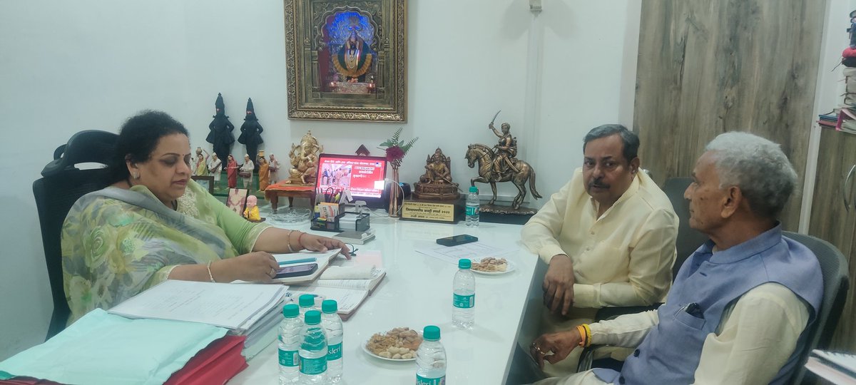 cktripathi55's tweet photo. आज घाटकोपर स्थित राकांप (शरदचंद्र पवार) पक्ष की मुंबई अध्यक्ष श्रीमती राखी जाधव जी के कार्यालय में मुंबई में रह रहे उत्तर भारतीय समाज को एकत्रित करने का और समाज से जुड़े अन्य विषयों पर चर्चा किया ,बड़े भाई श्री गौरीशंकर पांडे जी,श्री शिवसेवक सिंह जी,श्री भरत सिंह जी भी मौजूद रहे। https://t.co/IZwjxYV87c