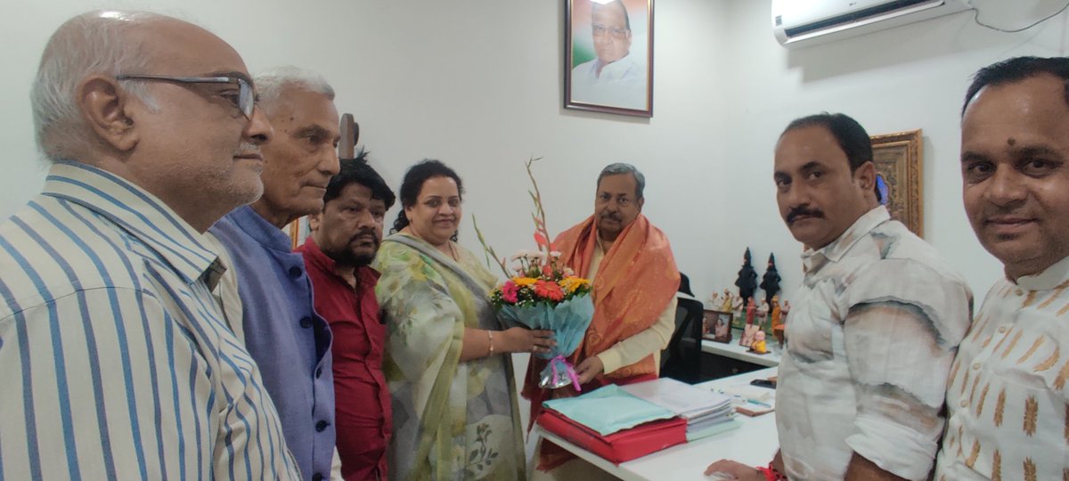 cktripathi55's tweet photo. आज घाटकोपर स्थित राकांप (शरदचंद्र पवार) पक्ष की मुंबई अध्यक्ष श्रीमती राखी जाधव जी के कार्यालय में मुंबई में रह रहे उत्तर भारतीय समाज को एकत्रित करने का और समाज से जुड़े अन्य विषयों पर चर्चा किया ,बड़े भाई श्री गौरीशंकर पांडे जी,श्री शिवसेवक सिंह जी,श्री भरत सिंह जी भी मौजूद रहे। https://t.co/IZwjxYV87c