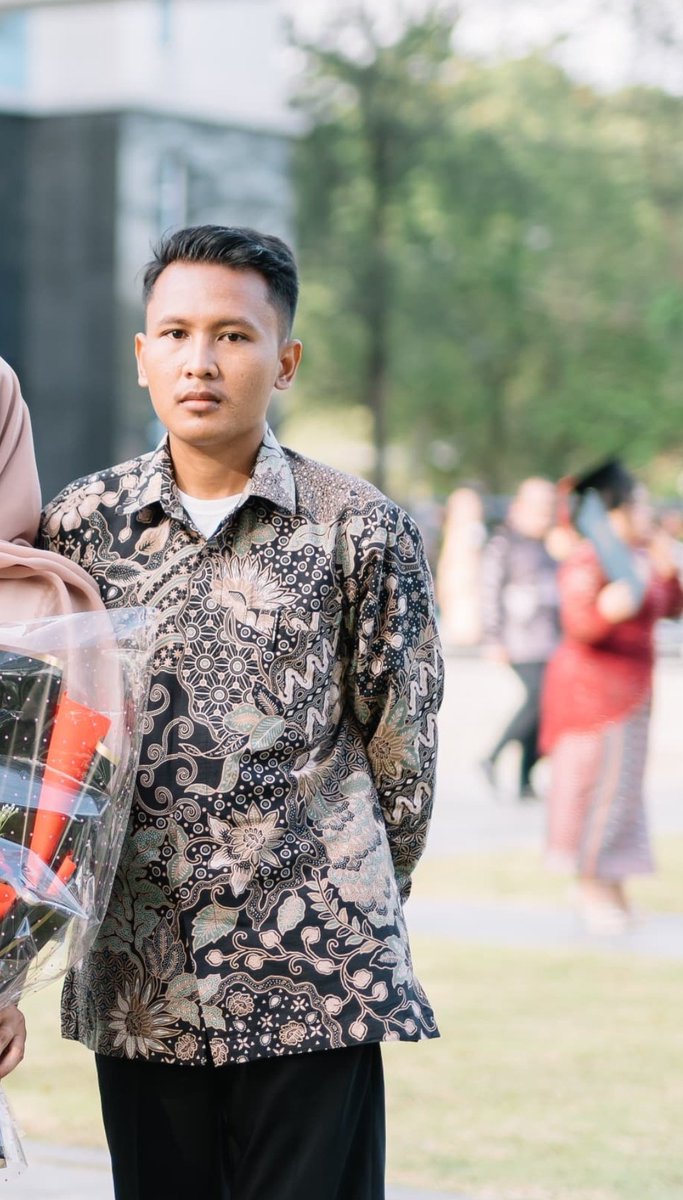edyprayogo_'s tweet photo. -2015-
🧔‍♂️: "laki-laki kalo udah berumur, selalu dianggap dah ber-anak istri."

-2024-
👩: "Abg ini pasti dah ber-anak istri."

Mampus. 9 tahun baru paham omongan senior jauh https://t.co/gyIWTbb4KI