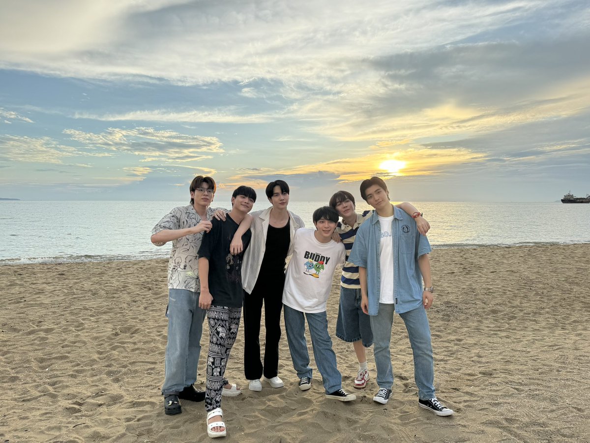 basjtr's tweet photo. ขอบคุณทุกคนจากหัวใจครับกองนี้เป็นกองทีมีความสุขสำหรับผมมากๆดีใจที่ได้เจอพี่ๆทีมงานทุกคนและนักแสดงในการถ่ายทำในบางครั้งอาจจะไม่ได้ราบรืนไปสะทุกคิวแต่สิ่งที่ผมเห็นคือรอยยิ้มของทุกคนทียิ้มสู้มันในทุกๆคิวสนุกม��กจริงๆผูกพันมากๆใจหายเหมือนกันครับแตยังมีพาท2อีกเจอกันจ้า  #FourEverYouQ38 https://t.co/WQxf7cVgXA