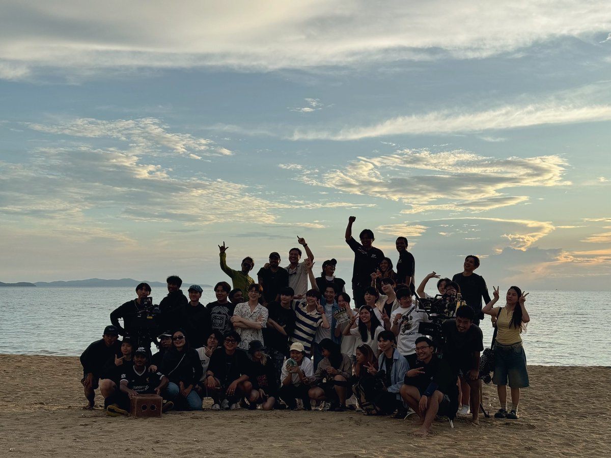 basjtr's tweet photo. ขอบคุณทุกคนจากหัวใจครับกองนี้เป็นกองทีมีความสุขสำหรับผมมากๆดีใจที่ได้เจอพี่ๆทีมงานทุกคนและนักแสดงในการถ่ายทำในบางครั้งอาจจะไม่ได้ราบรืนไปสะทุกคิวแต่สิ่งที่ผมเห็นคือรอยยิ้มของทุกคนทียิ้มสู้มันในทุกๆคิวสนุกม��กจริงๆผูกพันมากๆใจหายเหมือนกันครับแตยังมีพาท2อีกเจอกันจ้า  #FourEverYouQ38 https://t.co/WQxf7cVgXA