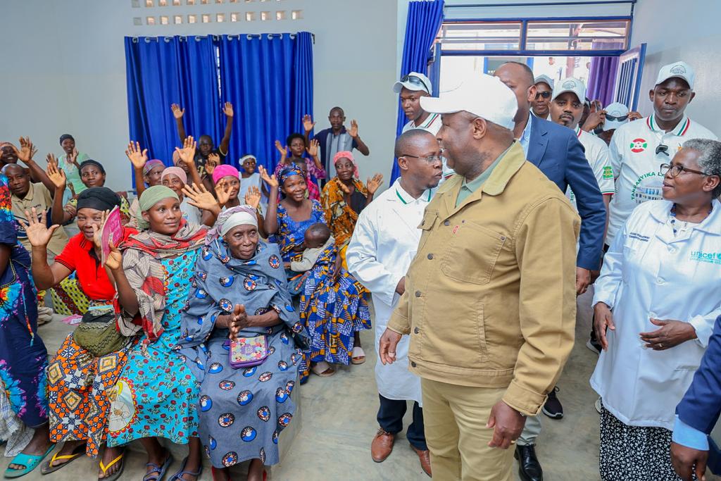 RTNBurundi's tweet photo. Le Président de la République @GeneralNeva inaugure le CDS #Rutumo,construit par la société @ASavonor sur un terrain octroyé par l'administrat°,en vue de rapprocher les soins de santé à la populat° de la localité. Le coût global est estimé à 3.7 milliards(bùtiments &équipements). https://t.co/lMlYHw2Dcv