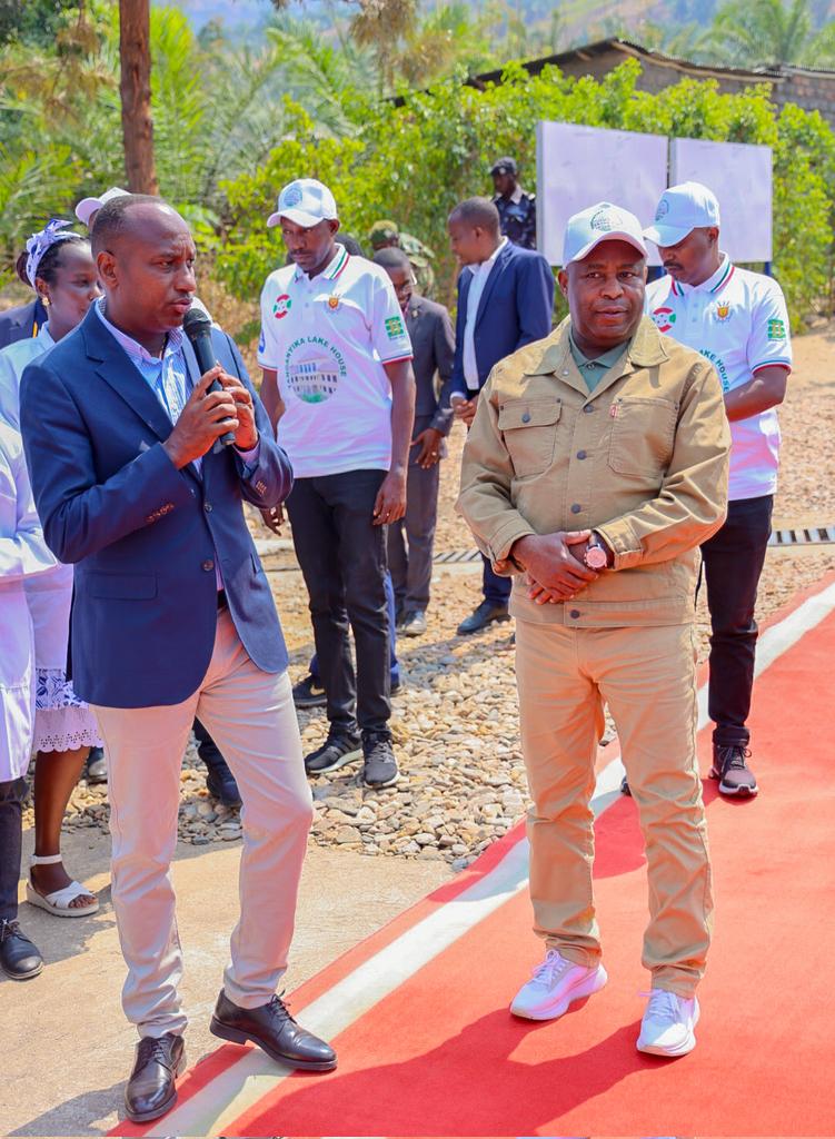 RTNBurundi's tweet photo. Le Président de la République @GeneralNeva inaugure le CDS #Rutumo,construit par la société @ASavonor sur un terrain octroyé par l'administrat°,en vue de rapprocher les soins de santé à la populat° de la localité. Le coût global est estimé à 3.7 milliards(bùtiments &équipements). https://t.co/lMlYHw2Dcv
