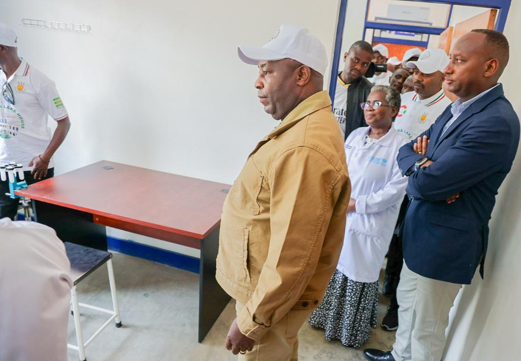 RTNBurundi's tweet photo. Le Président de la République @GeneralNeva inaugure le CDS #Rutumo,construit par la société @ASavonor sur un terrain octroyé par l'administrat°,en vue de rapprocher les soins de santé à la populat° de la localité. Le coût global est estimé à 3.7 milliards(bùtiments &équipements). https://t.co/lMlYHw2Dcv
