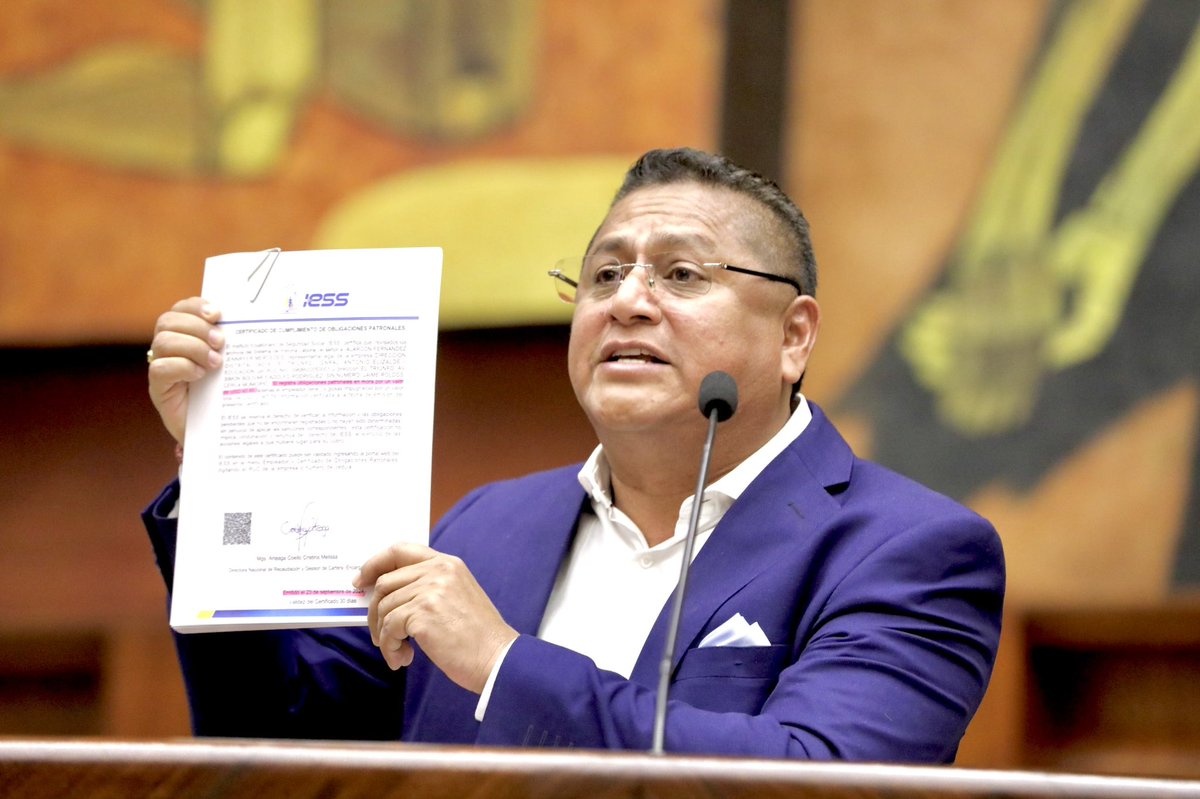 RedEducadoresOk's tweet photo. 🔴Durante su intervención en el pleno de la @AsambleaEcuador, nuestro presidente, @AgustinLindao, hizo un llamado a los legisladores para que fiscalicen el incumplimiento de leyes como la #LOEI y la #LOSEP que perjudica a miles de #educadores.

Entre otros temas, mencionó la vulneración de los derechos de los docentes por mora patronal del @Educacion_Ec, donde aproximadamente 60 mil maestros no pueden acceder a los beneficios de afiliación.

Además, recordó la deuda pendiente con más de 10 mil profesores contratados, a quienes se les debe otorgar nombramientos definitivos, de acuerdo con lo establecido en la Disposición Transitoria Trigésima Sexta (LOEI).