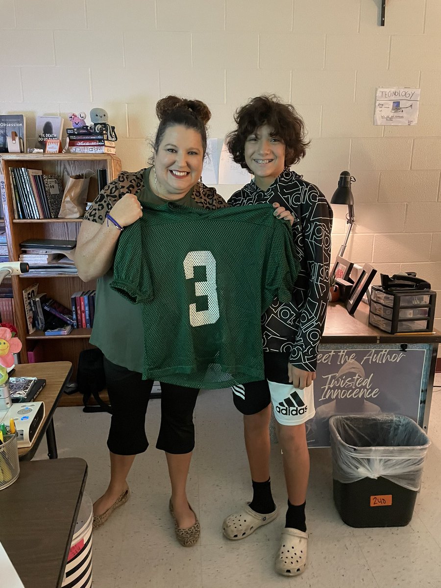 MrsTamiNeal's tweet photo. Of course I’ll be honored to wear your jersey! #FirstHomeGame #LetsGoJags! 🏈 🐾💚 #LearnersAtWork https://t.co/tQaK3oTaov