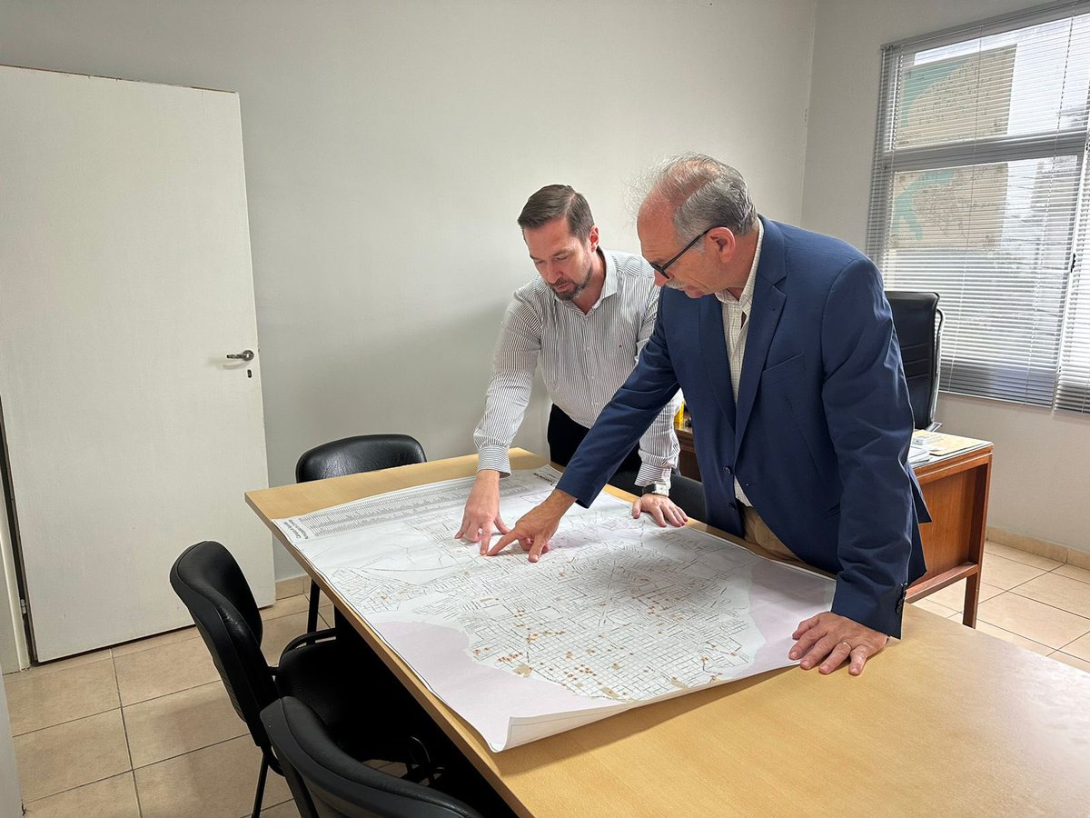 lanari_emilio's tweet photo. Junto al secretario de Movilidad Urbana y Seguridad Ciudadana, @jorgesladek conocimos más sobre las 400 cámaras que la Municipalidad está implementando. 📸 Estas herramientas no solo modernizan la ciudad, sino que también mejoran la seguridad para todos nuestros vecinos. 🤝✨ https://t.co/MFHr0bgFP9