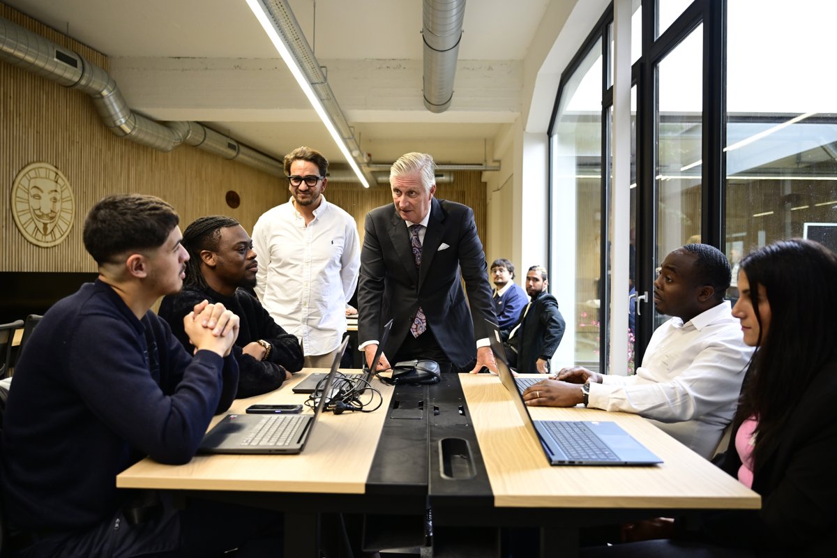🧑‍💻 Le Roi visite le nouvelle antenne de <a href="/molengeek/">MolenGeek</a> à Laken, qui a pour objectif de rendre les technologies digitales accessibles à tous pour faciliter l’acquisition de compétences professionnelles, la recherche d’un emploi ou la création d’une entreprise.