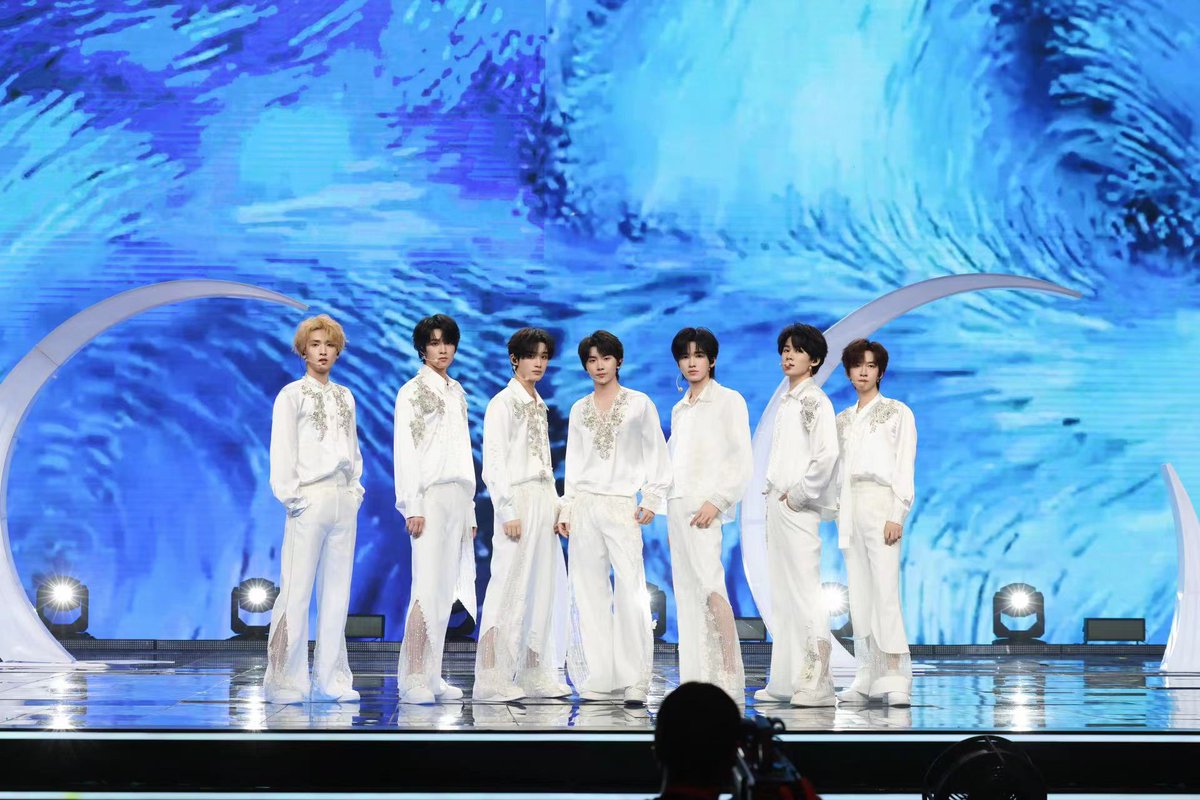 WeiboMusicFestival Annual Influential Group

A journey paved with ambition, and a future fueled by passion.  
Youthful dreams light up the world like lightning as they keep moving forward, side by side.
#时代少年团 #TeensInTimes