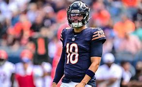 nflrums's tweet photo. #Steelers Justin Fields :  73.3 % Comp -518 Passing Yards - 2 TD 1 INT- 90 Rushing Yards  - 3-0 

#Bears Caleb Wiliams: 59.3 % Comp - 630 Passing Yards- 2 TD 4 INT-67 Rushing Yards-  1-2