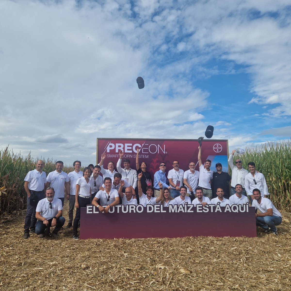 SieteAgromarket's tweet image. Hoy hemos acompañado a @Bayer4CropsES  en la presentación de #PRECEON , una solución avanzada para el #maiz 🌽. Nos gusta resaltar esta 👇foto de equipo donde se ve la labor del trabajo que hay detrás.👏🙂
#ComunicaciónInterna
#TeamSieteA 
@DEKALB_ES