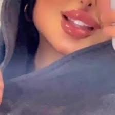 أشوفك هنا وهناك وإعجاب تلو إعجاب
ماشفت إبتسامة عيني ونظرة اعجابي؟ 

وش المانع أحبك؟ وأحبك بدون أسباب
ماعندي سبب مادامك أنت أجمل أسبابي

غلبت الهوى فتره لكن الهوى .. غلاب 
لحقني ووقف في طريقي وانا مابي

دخلت فـ حياتي عرض من اوسع الابواب
وانا للحبايب ماني مشرع  .. ابوابي