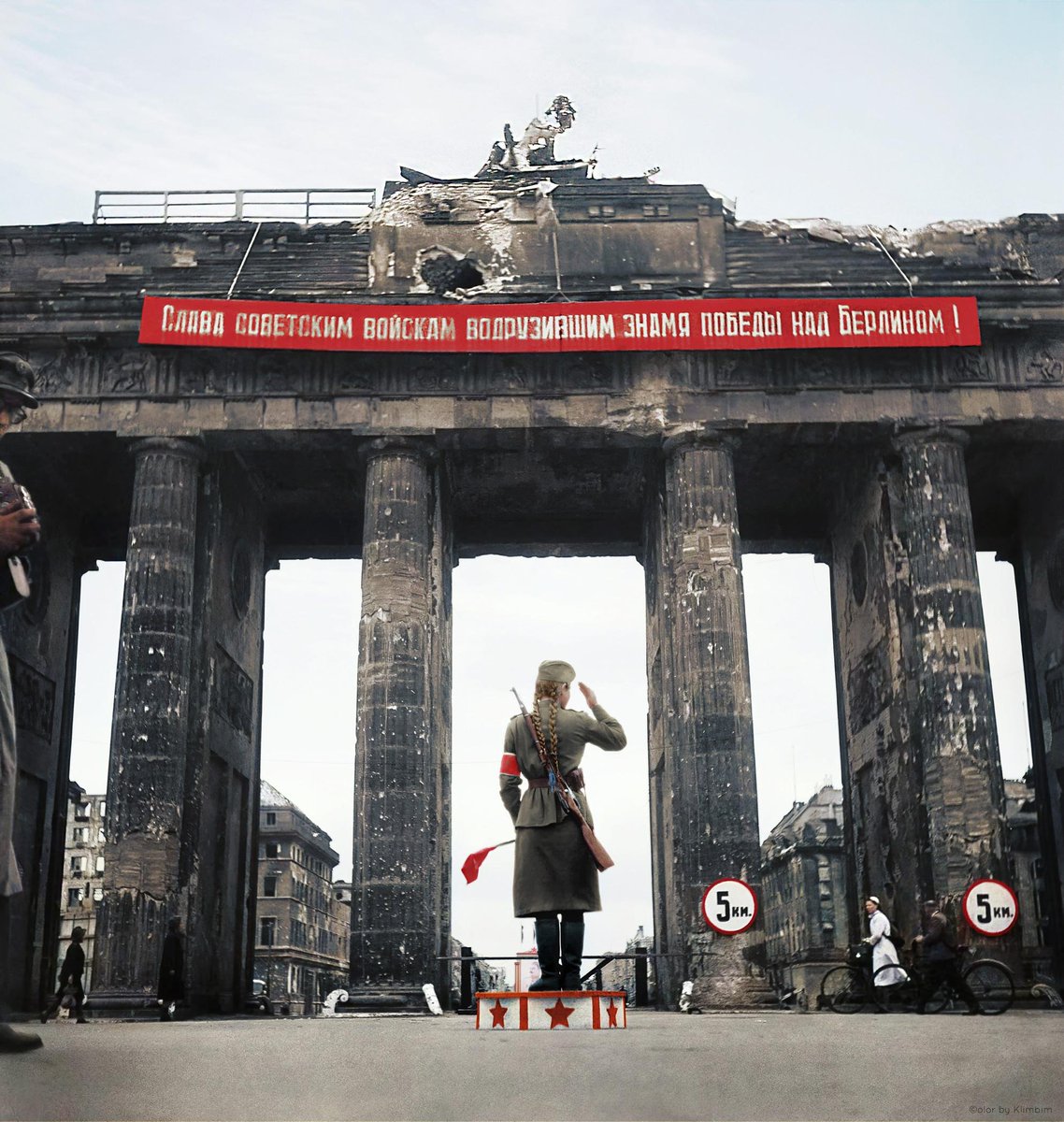 ShoahUkraine's tweet photo. You can see a giant red banner on the Brandenburg Gate in the background. Here is a clearer picture of it! The banner reads:

"Слава советским войскам водрузившим знамя победы над Берлином!"

"Glory to the Soviet troops who raised the banner of victory over Berlin!" https://t.co/MlOPMa5sbA