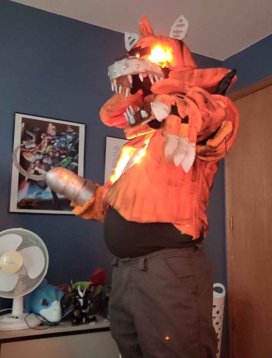 FProtogen's tweet photo. Don't think I've posted anything about this here yet. But I made a Grim Foxy costume. https://t.co/VVLqNTXX9J