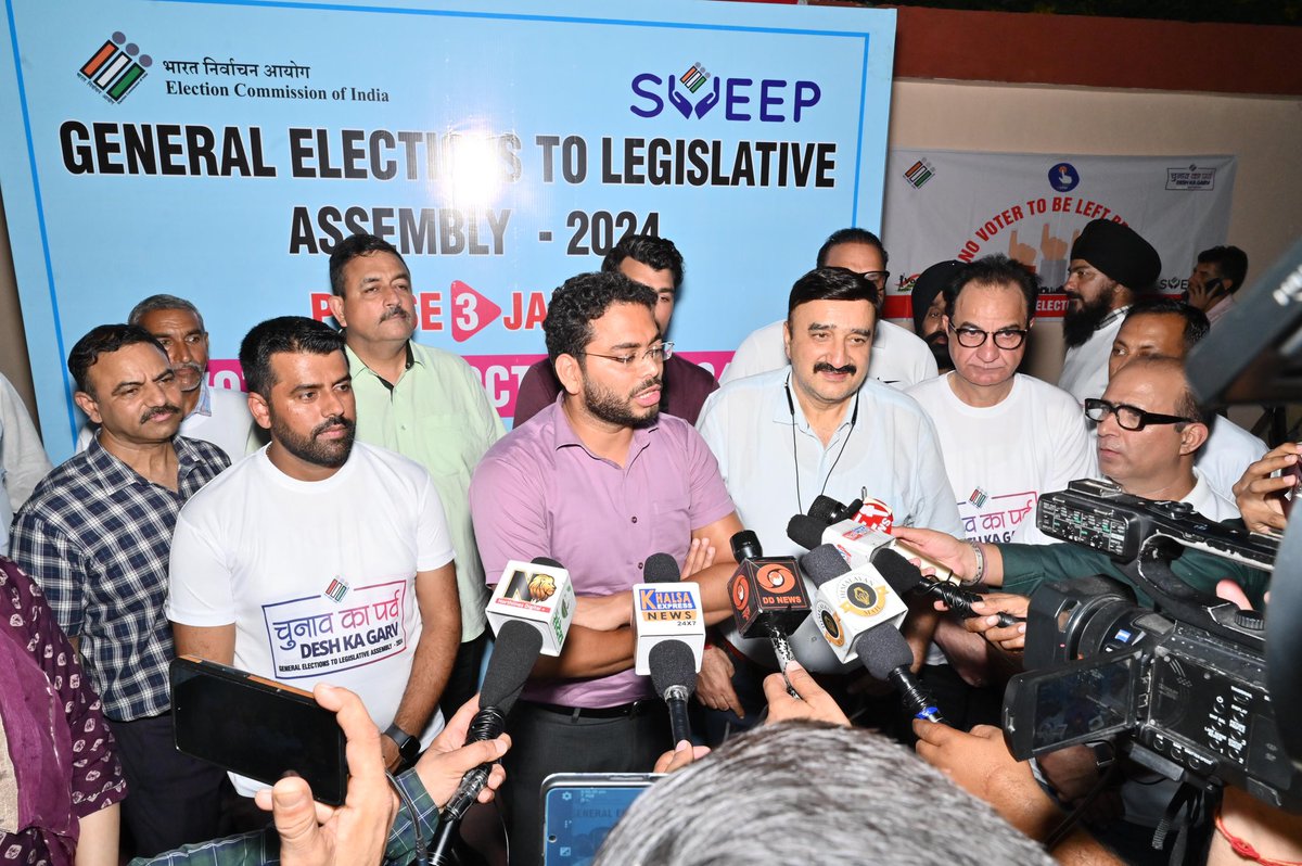 A Sandhya #SVEEP Yatra was organised today at Bahu Plaza, Jammu to encourage and mobilize the electorate to cast their vote on 1st October.

 "🅼🅰🆁🅺  🆃🅷🅴  🅳🅰🆃🅴 ||𝟘𝟙.𝟙𝟘.𝟚𝟘𝟚𝟜" 

#ChunavKaParv 
#DeshKaGarv 
#vote4sure
#JammuVotes
#LoktantraKiJyoti-Vote