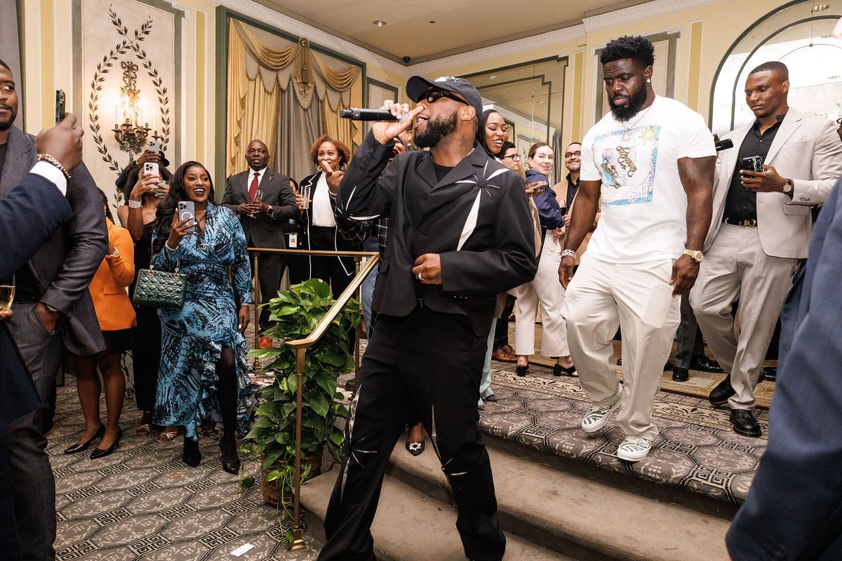 UBA_Cotedivoire's tweet photo. @davido a illuminé notre soirée cocktail avec une énergie afrobeat qui a fait bouger tout le monde.
Une soirée inoubliable.
#AfricasGlobalBank #UBAat75 #UBAatUNGA https://t.co/uYIMlN78nH