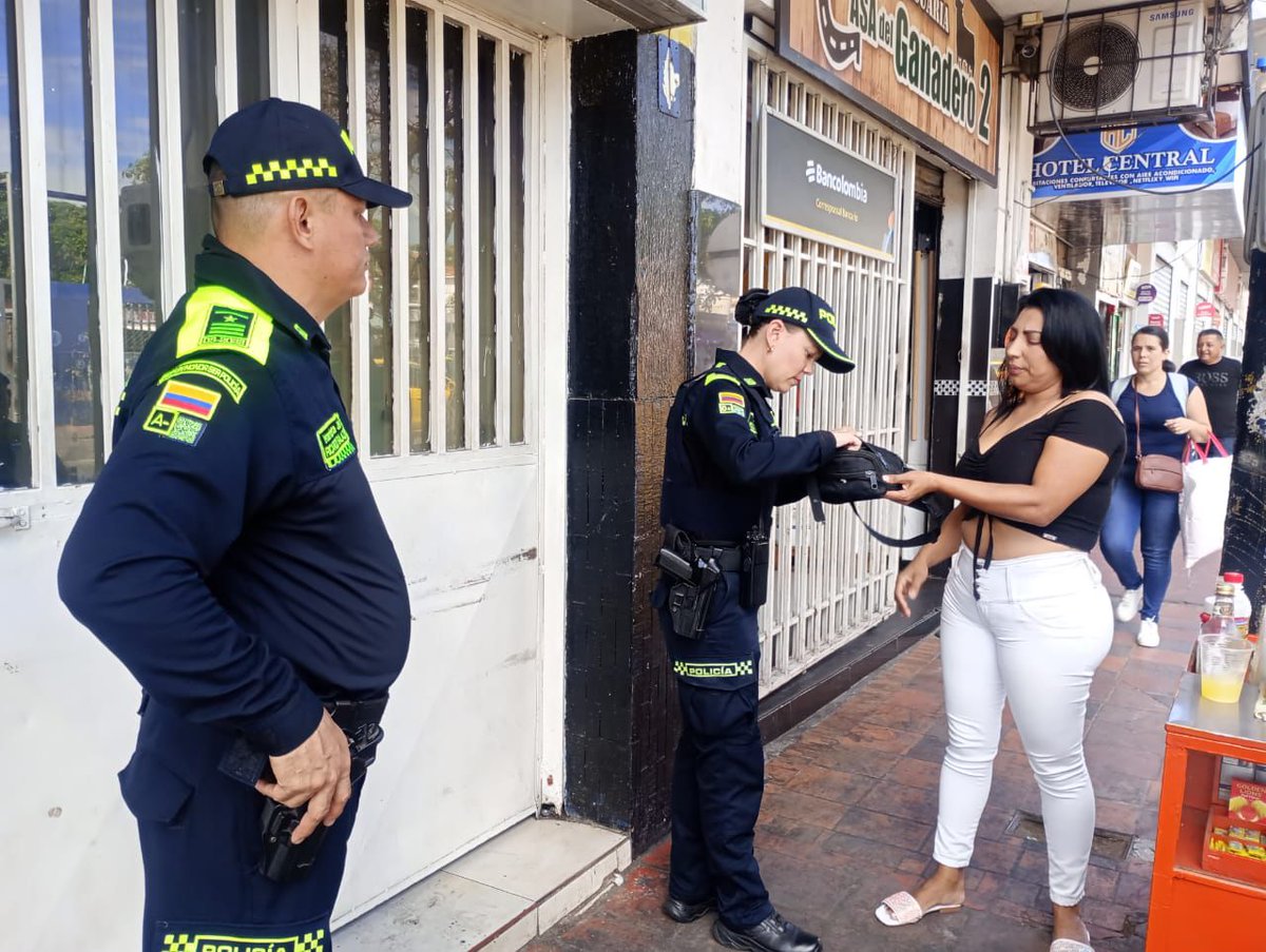 PoliciaCucuta's tweet photo. #CúcutaTerritorioSeguro | 📍 En el #TerminalDeTransporte, con el nuevo modelo del servicio de policía orientado a las personas y los territorios, realizamos operativos de control y registro para brindar la seguridad y convivencia ciudadana de los ciudadanos. 👮🏻♀️👊🏻🚨 https://t.co/jUnpd9QbWH