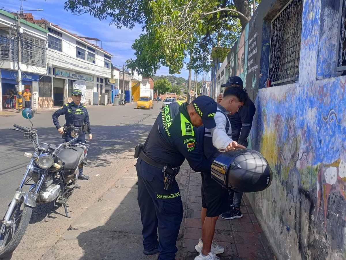 PoliciaCucuta's tweet photo. #CúcutaTerritorioSeguro | 📍 En el #TerminalDeTransporte, con el nuevo modelo del servicio de policía orientado a las personas y los territorios, realizamos operativos de control y registro para brindar la seguridad y convivencia ciudadana de los ciudadanos. 👮🏻♀️👊🏻🚨 https://t.co/jUnpd9QbWH