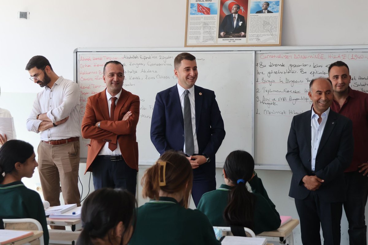 HazroMem's tweet photo. İlçe Kaymakamımız Sn. Doğukan KOYUNCU ve İlçe MEM Müdürümüz Sn.Uğur DOĞANER ile Şube Müdürümüz Sn.Mustafa GÜVEN Çok Programlı Anadolu Lisesini ziyaret ettiler.
@tcmeb
@Yusuf__Tekin
@DogukanKoyuncu_
@Diyarbakirmem
@Murat4Kucukali
@ugurdoganer01
@mustafaguven__ https://t.co/xiMcWbyQx6