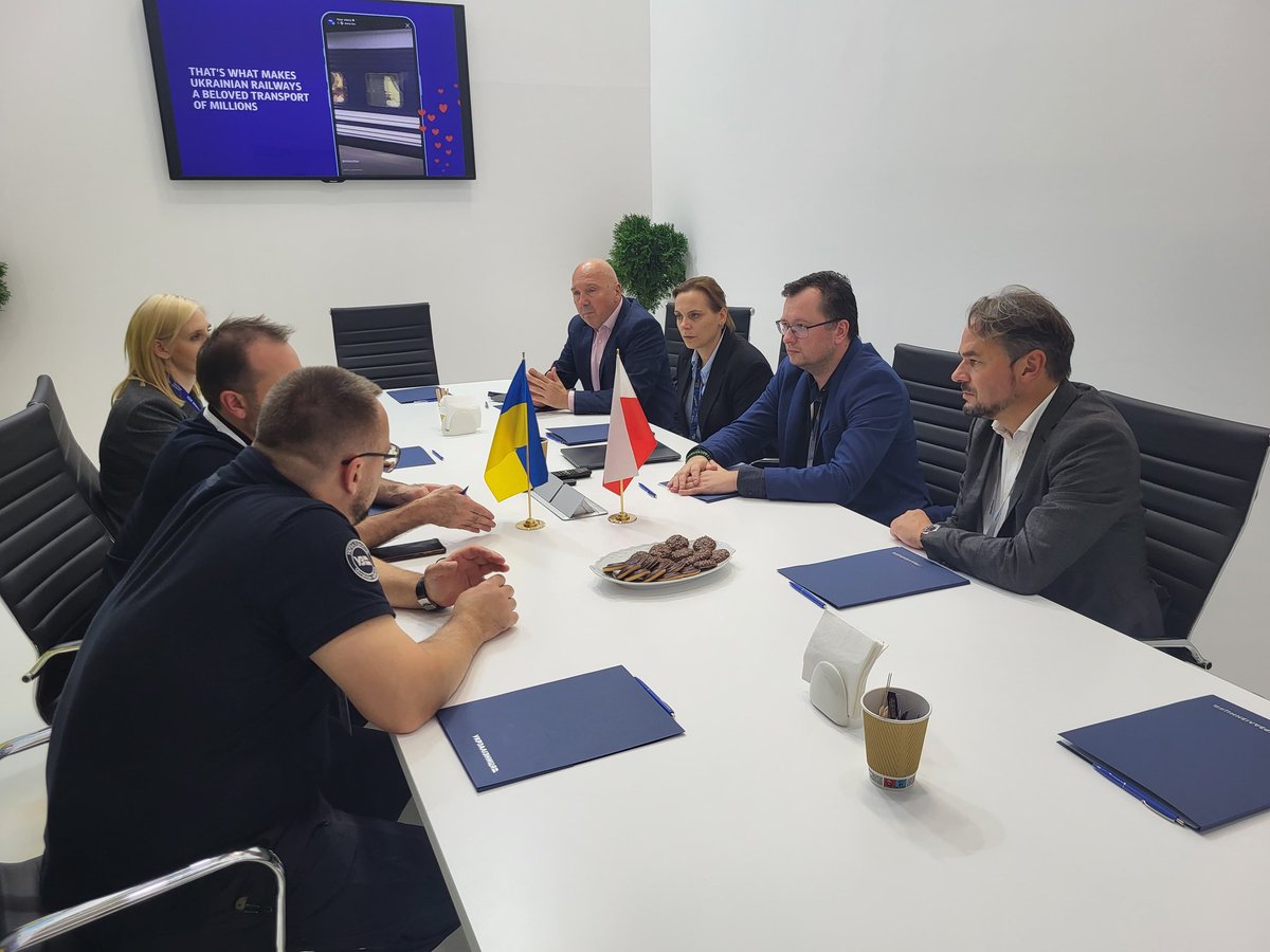 PKP_PLK_SA's tweet image. Jesteśmy z Ukrainą. Wspólnie chcemy usprawnić transport na przejściach granicznych, co było jednym z tematów spotkania z Kolejami Ukraińskimi na #InnoTrans. Poza wymianą doświadczeń rozmawialiśmy też o długofalowych planach rozwoju kolei po obu stronach granicy.