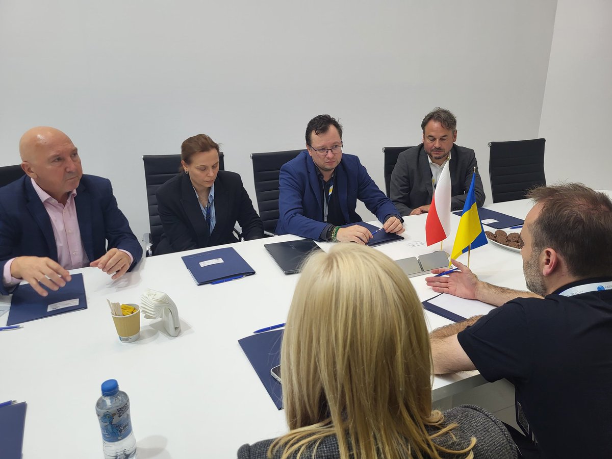 PKP_PLK_SA's tweet image. Jesteśmy z Ukrainą. Wspólnie chcemy usprawnić transport na przejściach granicznych, co było jednym z tematów spotkania z Kolejami Ukraińskimi na #InnoTrans. Poza wymianą doświadczeń rozmawialiśmy też o długofalowych planach rozwoju kolei po obu stronach granicy.