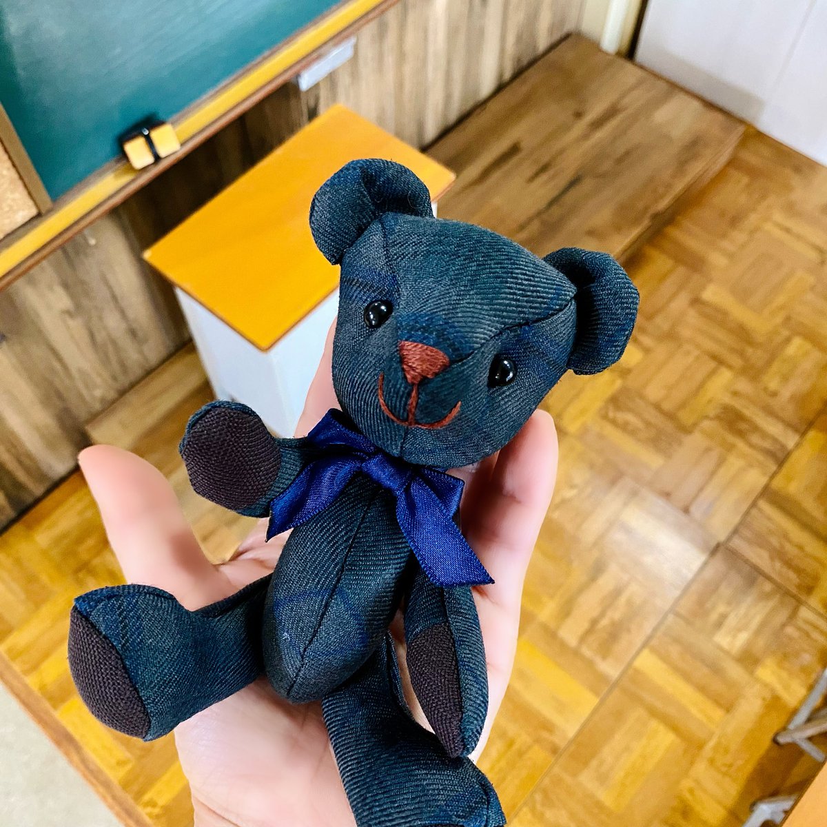 tantine_regulus's tweet photo. 今日誕生したのは元八王子中学校の男子のテディ🧸
お目目クリッ♡
お口はニッコリ♡
可愛くできました♪
※ ※ ※
制服ズボンのお直し時に出る余り布から作りました。お手持ちの制服からリメイクも可能です。
#uniformteddy
#エシカル
#制服
#制服リメイク
#八王子
#テディベア
教室制作 @tinewark https://t.co/CTrlPlGCyK