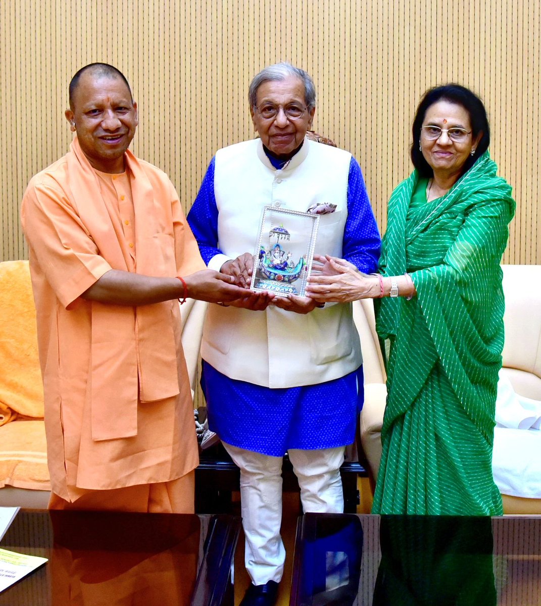 CMOfficeUP's tweet photo. #UPCM @myogiadityanath से आज जनपद लखनऊ स्थित उनके सरकारी आवास पर श्री एनके सिंह जी, सेवानिवृत्त आईएएस एवं पूर्व सांसद ने शिष्टाचार भेंट की। https://t.co/0IkkAprZBj