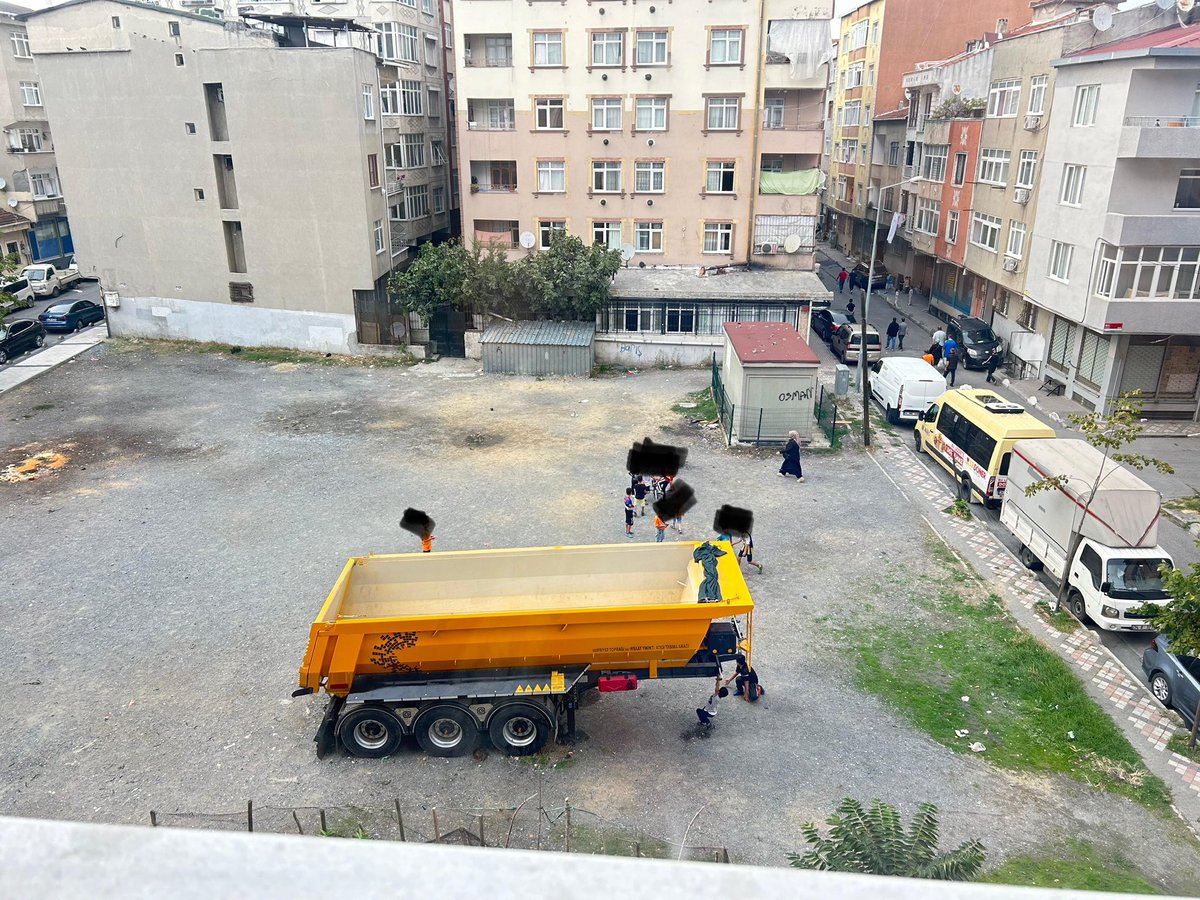 PekdoganEren's tweet photo. cinar mah 816 sok da bos arsada bulunan hafriyat kmyonu dorsesi aylardir burda gecenin bi yarisi tas atiyorlar cok ses cikiyor, cocuklar ustune cikiyor,altinda mangal yapiliyor son derece rahatsiz edici bunu kaldirmak icin birinin zarar gormesi mi lazim?@BagcilarBld @TC_Bagcilar https://t.co/0lFOZri2AL