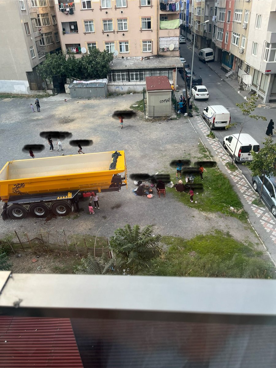 PekdoganEren's tweet photo. cinar mah 816 sok da bos arsada bulunan hafriyat kmyonu dorsesi aylardir burda gecenin bi yarisi tas atiyorlar cok ses cikiyor, cocuklar ustune cikiyor,altinda mangal yapiliyor son derece rahatsiz edici bunu kaldirmak icin birinin zarar gormesi mi lazim?@BagcilarBld @TC_Bagcilar https://t.co/0lFOZri2AL