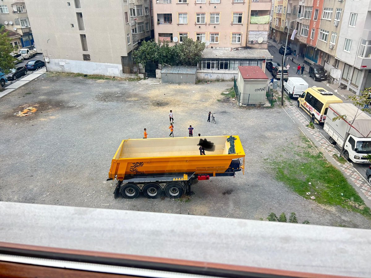 PekdoganEren's tweet photo. cinar mah 816 sok da bos arsada bulunan hafriyat kmyonu dorsesi aylardir burda gecenin bi yarisi tas atiyorlar cok ses cikiyor, cocuklar ustune cikiyor,altinda mangal yapiliyor son derece rahatsiz edici bunu kaldirmak icin birinin zarar gormesi mi lazim?@BagcilarBld @TC_Bagcilar https://t.co/0lFOZri2AL