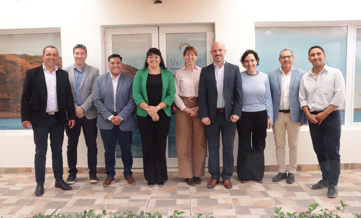 EL NEUQUÉN QUE VIENE REQUIERE DEL TRABAJO EN EQUIPO

Tener un gobernador que fue intendente, da cuenta de la conducción de un proyecto que conoce las necesidades y prioridades de cada pueblo de la provincia.

Articular con los municipios y las comisiones de fomento es una