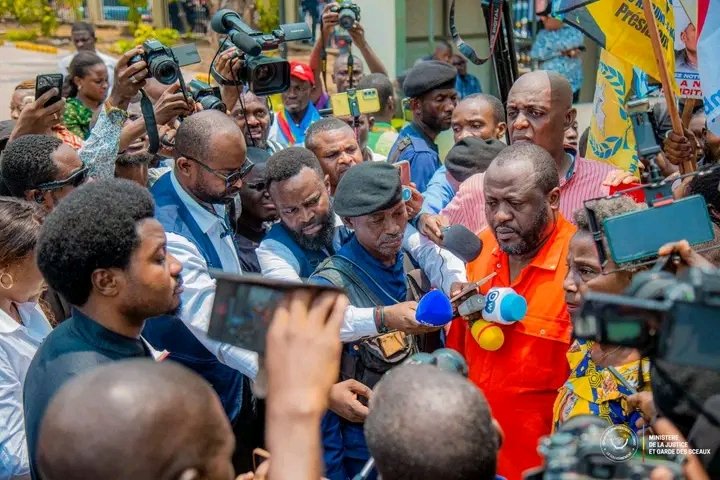 JkTshibanda's tweet photo. Des Opposants politiques réclament la libération de leurs camarades de combat.Face à @ConstantMutamba, MinEtat de la Justice et garde des Sceaux, ce mercredi 25 septembre, au palais de justice, l'Opposition Congolaise a non seulement exigé le relâchement de leurs compagnonsdelitt https://t.co/S00dvyMS63