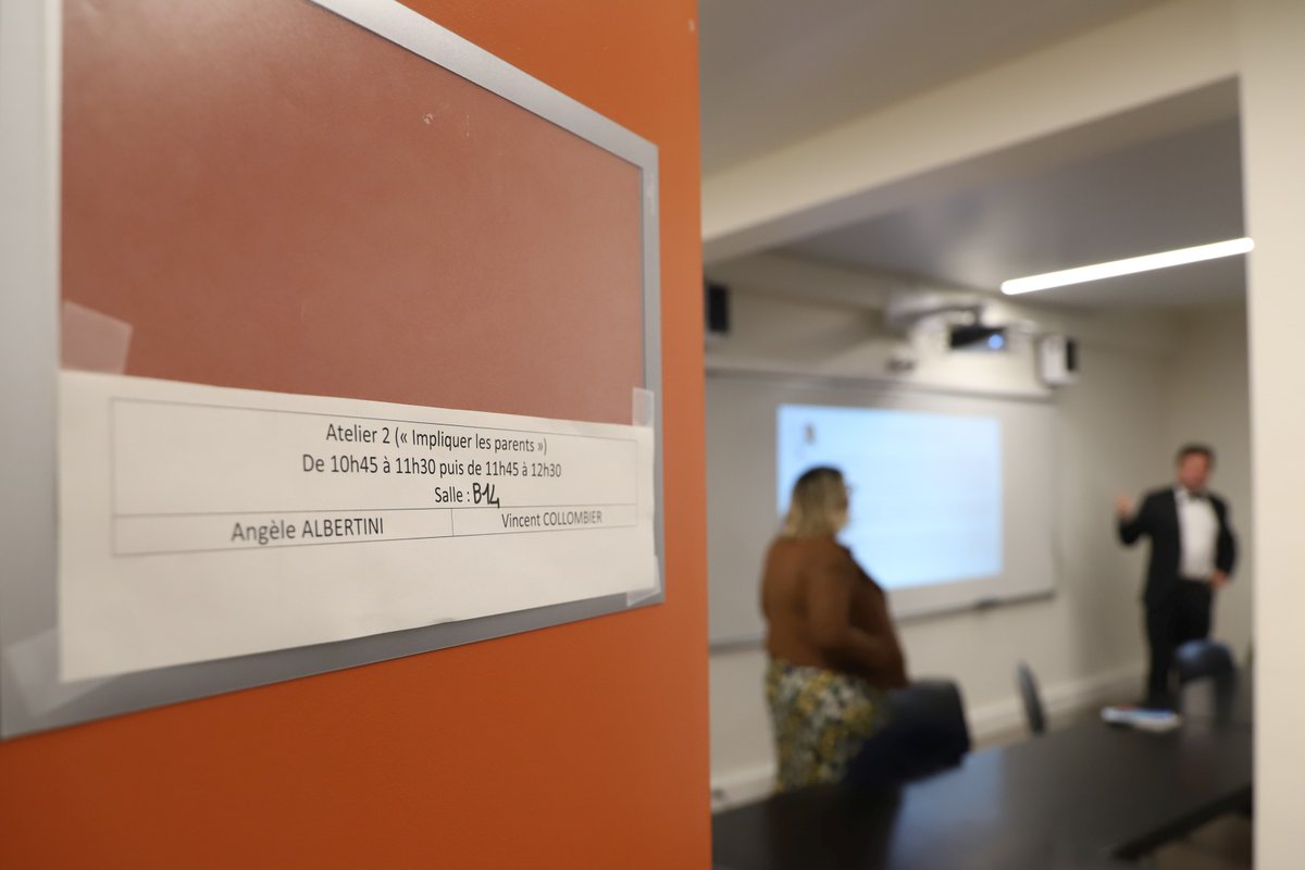 Academie_Paris's tweet photo. L’académie de Paris déploie le programme #pHARe lors du séminaire des chefs d’établissements au @LyceeEtatJZ en présence d'@eenfance.
Objectif 👀 améliorer le climat scolaire et former les élèves ambassadeurs.
🤝 Construisons un environnement bienveillant pour tous ! #NAH https://t.co/T5qQ6kQVRp