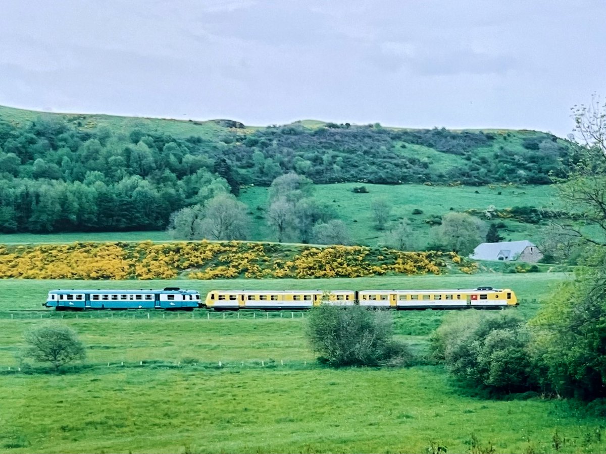 AndreasWiede's tweet photo. The “Gentiane-Express” of the “Chemins de Fer de la Haute-Auvergne”: former #SNCF 🇫🇷 diesel units are working tourist trains on this scenic line in the #Cantal Mountains area in South-Central France.
Picture taken in May 2007.
#RGP #RGP1 #X2800 #CFHA #PastTrainTrips https://t.co/AdB1VimuIH