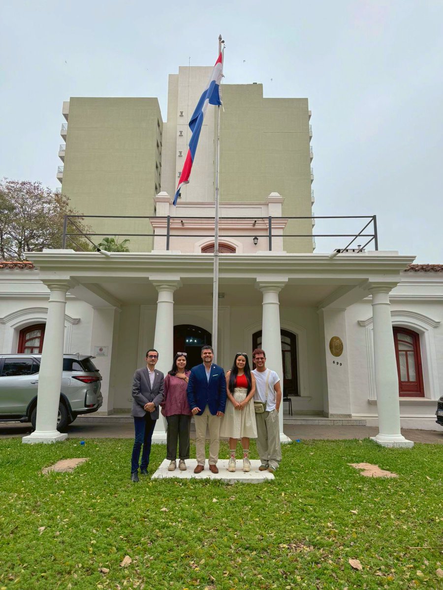 ConsulparRcia's tweet photo. Recibimos en sede Consular la grata visita de Jeniffer Hicks, Miguel Narváez y Maria del Mar Pérez, del afamado grupo musical Purahei Soul, acompañados de Juan Pablo Suerte, del Instituto de Cultura de Corrientes.🇵🇾 🇦🇷
#ConsuladoPy #Chaco #Corrientes #Musica https://t.co/kh5a1JxaNb