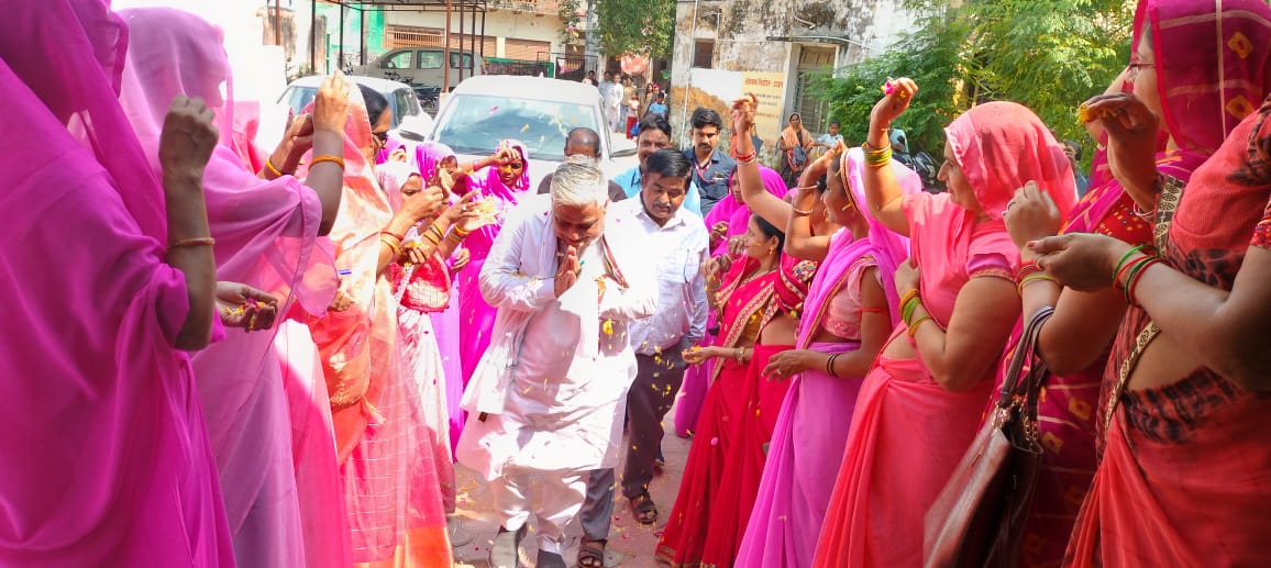 mpsrlmmorena's tweet photo. प्रेरणा सी एल एफ् विख मुरैना द्वारा 
आज पंडित दीन दयाल उपाध्याय जी की स्मृति में आम सभा की व स्वच्छता सेवा पखवाड़े के तहत तब और अब थीम के तहत माननीय सांसद श्री शिवमंगल सिंह जी तोमर जी व जनपद अध्यक्ष कु मधूर्णिमा तोमर सहित दो सौ से अधिक दीदी व जिला विख की टीम उपस्थित हुई। https://t.co/cYJS8y1qyE
