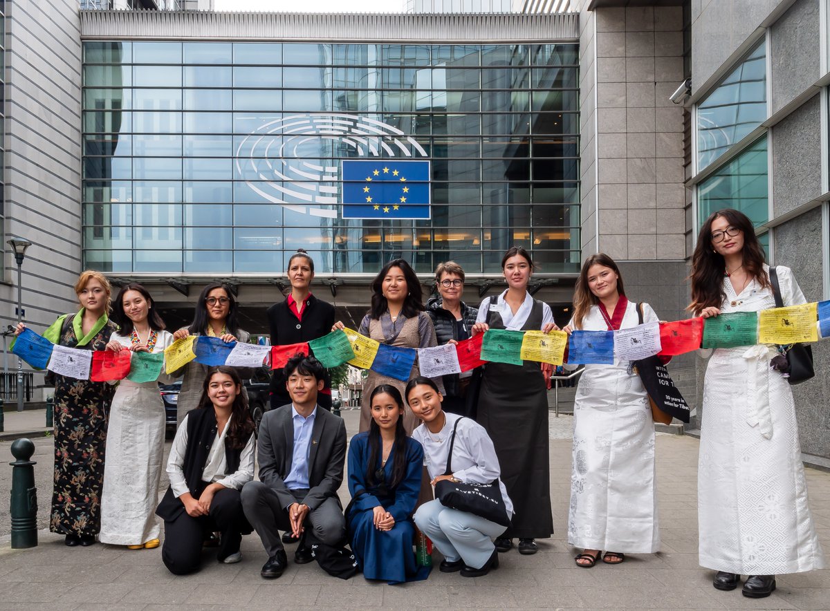 SaveTibet_EU's tweet photo. In between meetings with Members of the #EuropeanParliament today, our Tibetan Empowerment Days participants made sure that #Tibet's culture - which #China is trying to erase - was well visible also in Brussels at the heart of the EU!
#flagsforTibet #TibetanEmpowermentDays https://t.co/egEphyvCKS