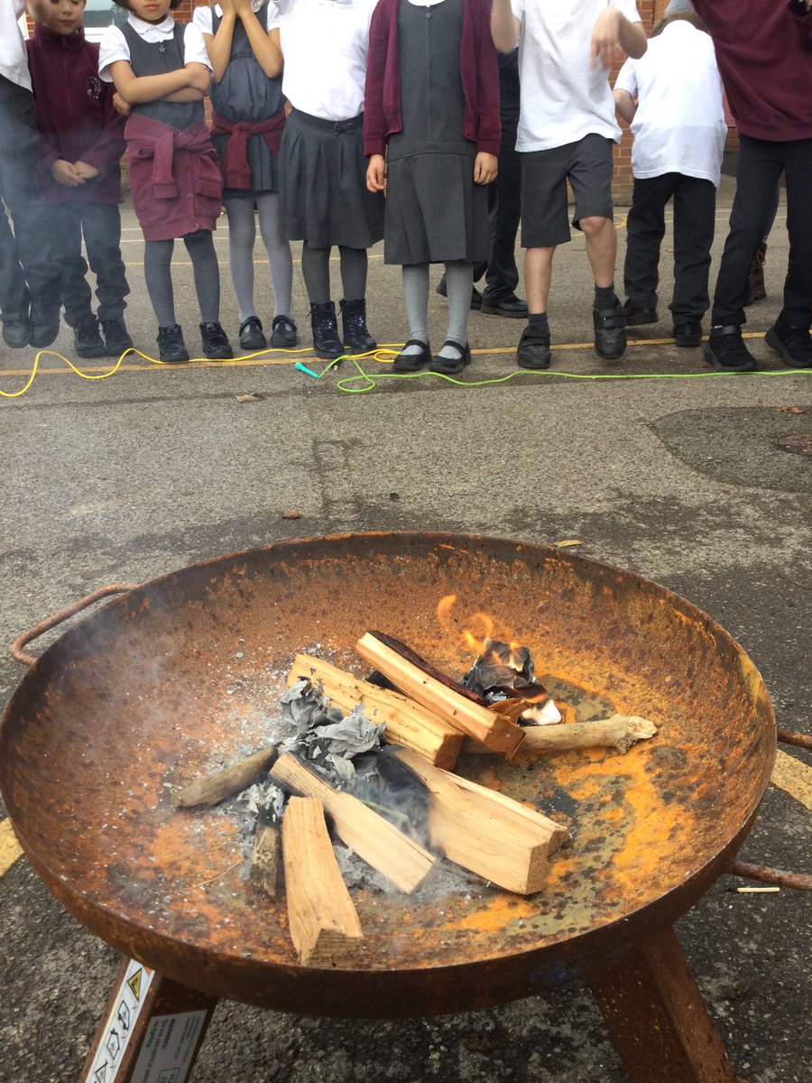ThamesideSch's tweet photo. Year 2 have enjoyed having a fire outdoors as part of our learning about The Great Fire of London. We were testing the difference between putting dry wood and wet wood on the fire! #falconstps #kitestps https://t.co/yf85qvolhZ