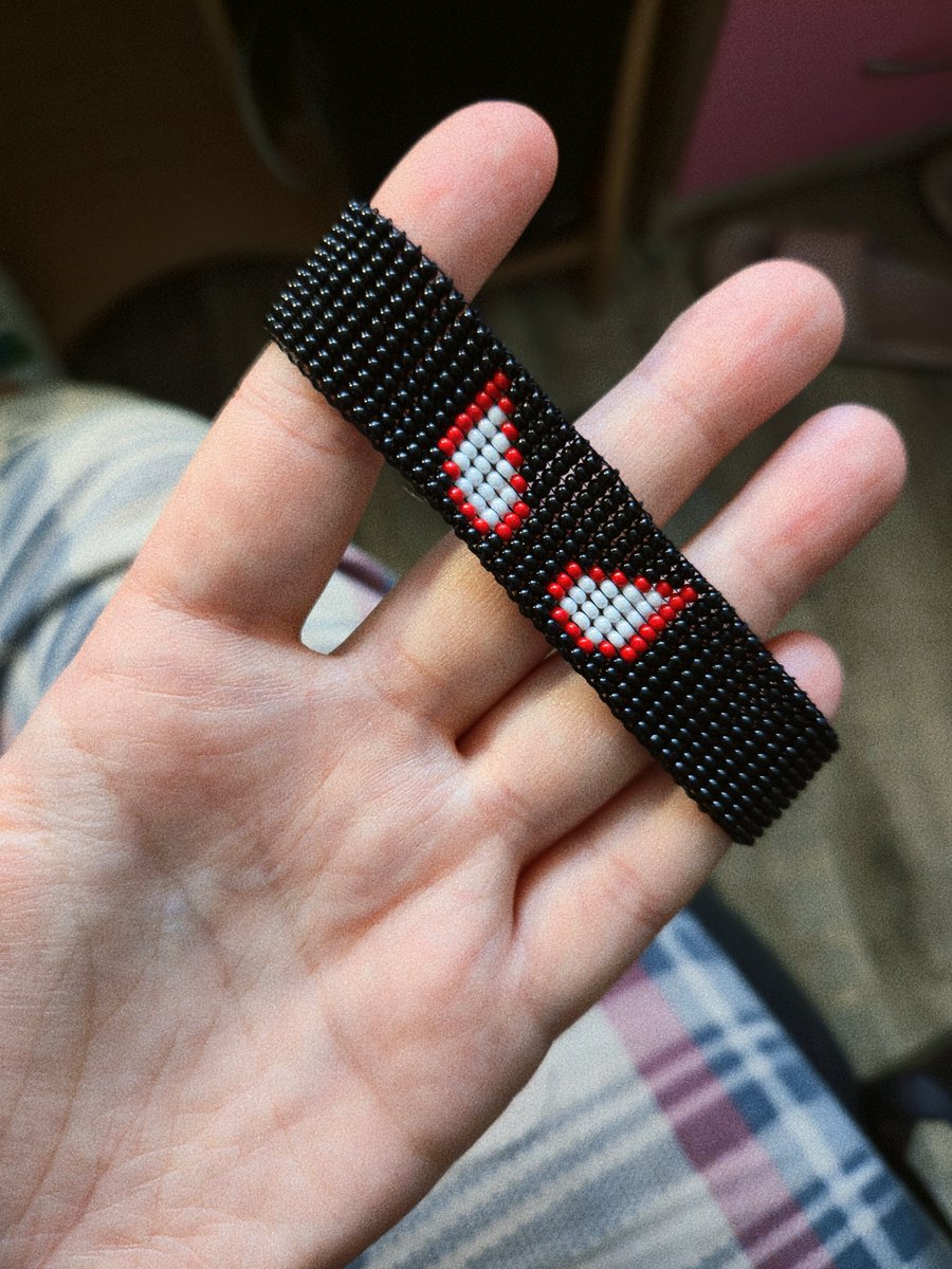 я хочу много заказов на браслеты 🥺

Я ПЛЕТУ БРАСЛЕТЫ ИЗ БИСЕРА НА СТАНКЕ И ГОТОВА СДЕЛАТЬ ТАКОЙ И ВАМ