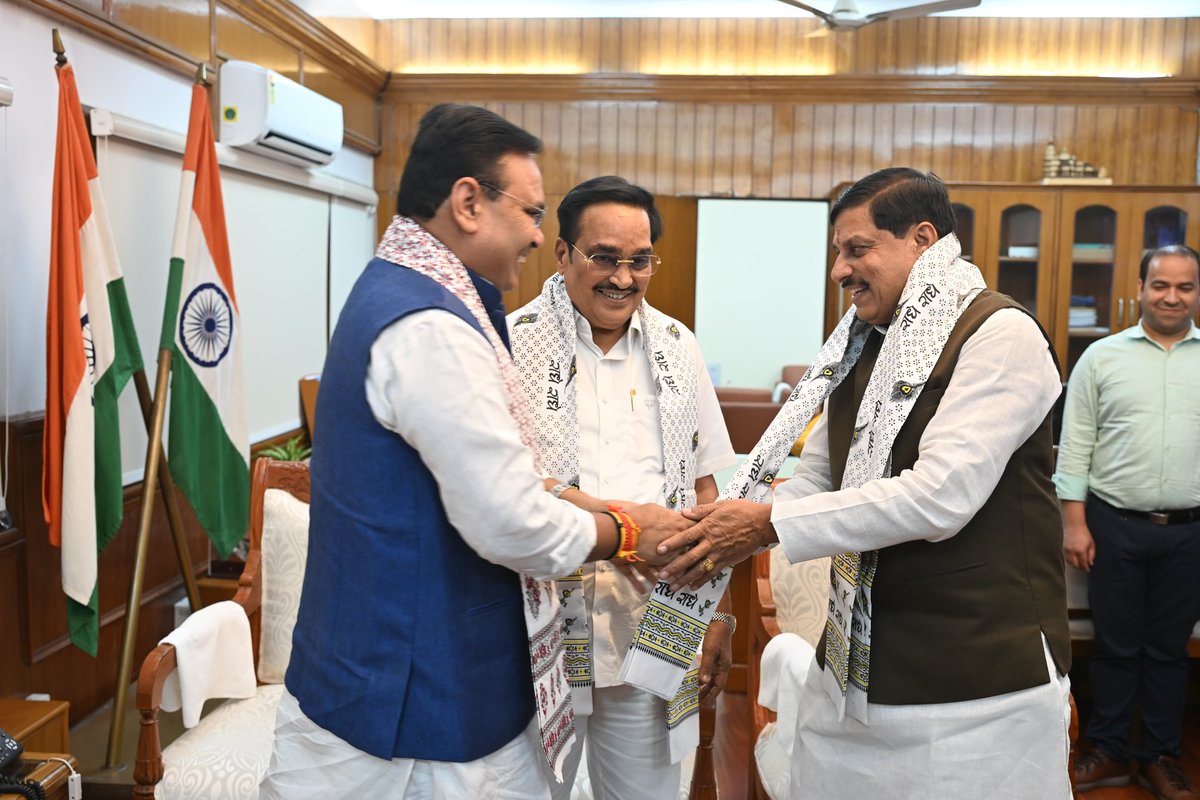 CRPaatil's tweet photo. आज दिल्ली स्थित कार्यालय में मध्यप्रदेश के माननीय मुख्यमंत्री श्री मोहन यादव जी और राजस्थान के माननीय मुख्यमंत्री श्री भजनलाल शर्मा जी ने शिष्टाचार मुलाकात ली। इस दौरान विभिन्न जल संसाधन परियोजनाओं और जल जीवन मिशन पर विस्तृत चर्चा हुई। साथ ही, PKC-ERCP लिंकेज में संशोधन पर भी विशेष चर्चा की गई, जिससे जल संसाधन प्रबंधन में और मजबूती आएगी।

@DrMohanYadav51 
@BhajanlalBjp 

#WaterManagement #JalJeevanMission #MadhyaPradesh #PKCERCP #jalshakti