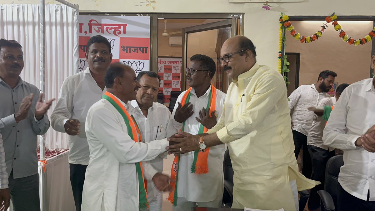MeRPSawarkar's tweet photo. 📍अकोला (दि.25 सप्टेंबर 2024)

आज भाजप अकोला जिल्हा कार्यालयात घुसर चे माजी सरपंच आणि जेष्ठ शिवसैनिक जगदीश नारायणराव पागृत यांच्यासह पुरुषोत्तम पागृत,राजू विश्वनाथ सिंग लहरिया,राजू पाटील भगत यांनी आज भारतीय जनता पार्टी मध्ये जाहीर प्रवेश केला.
1 https://t.co/cvUtx8kHl7