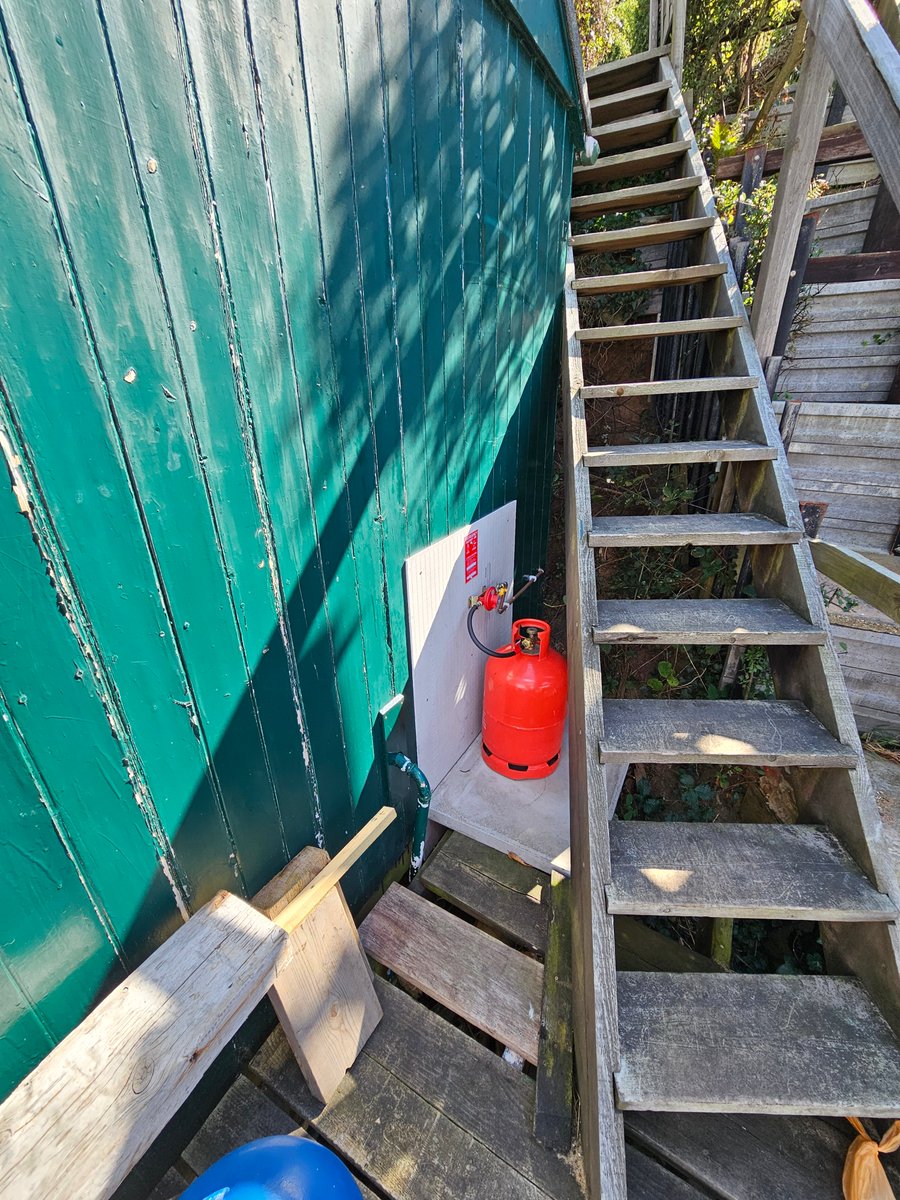 SolitaireLtd's tweet image. George and Paul installed a LPG gas cooker in an isolated beach hut. 
Had worse days!
.
.
#plumbing #plumbinglife #plumb #copper #pipework #gas #gasengineer #engineer #heating #centralheating #dayinthelife #dailygrind #grind #water #oil #commercial #work #working #hardwork