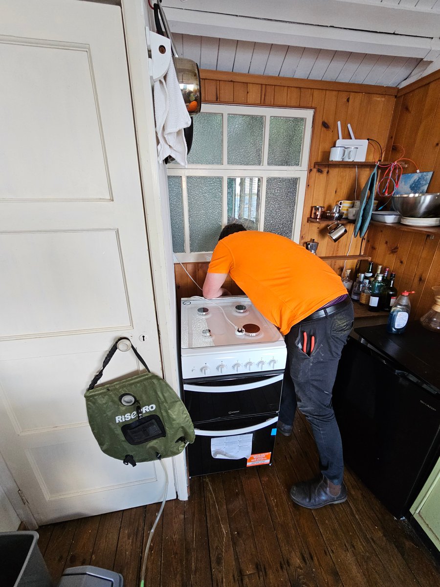 SolitaireLtd's tweet image. George and Paul installed a LPG gas cooker in an isolated beach hut. 
Had worse days!
.
.
#plumbing #plumbinglife #plumb #copper #pipework #gas #gasengineer #engineer #heating #centralheating #dayinthelife #dailygrind #grind #water #oil #commercial #work #working #hardwork