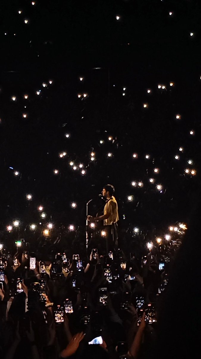 flickerbbright's tweet photo. Por fin tengo un momento para describir lo bonito que fue ver a Niall (el amor de mi vida y único estándar) en vivo🎀💗 https://t.co/ZocQgQeRHp