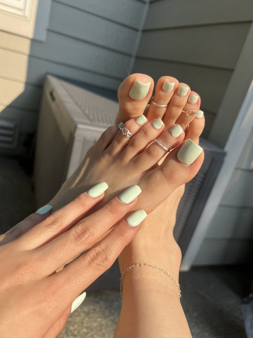 New nails coming 🩷 https://t.co/dINK88o8u4