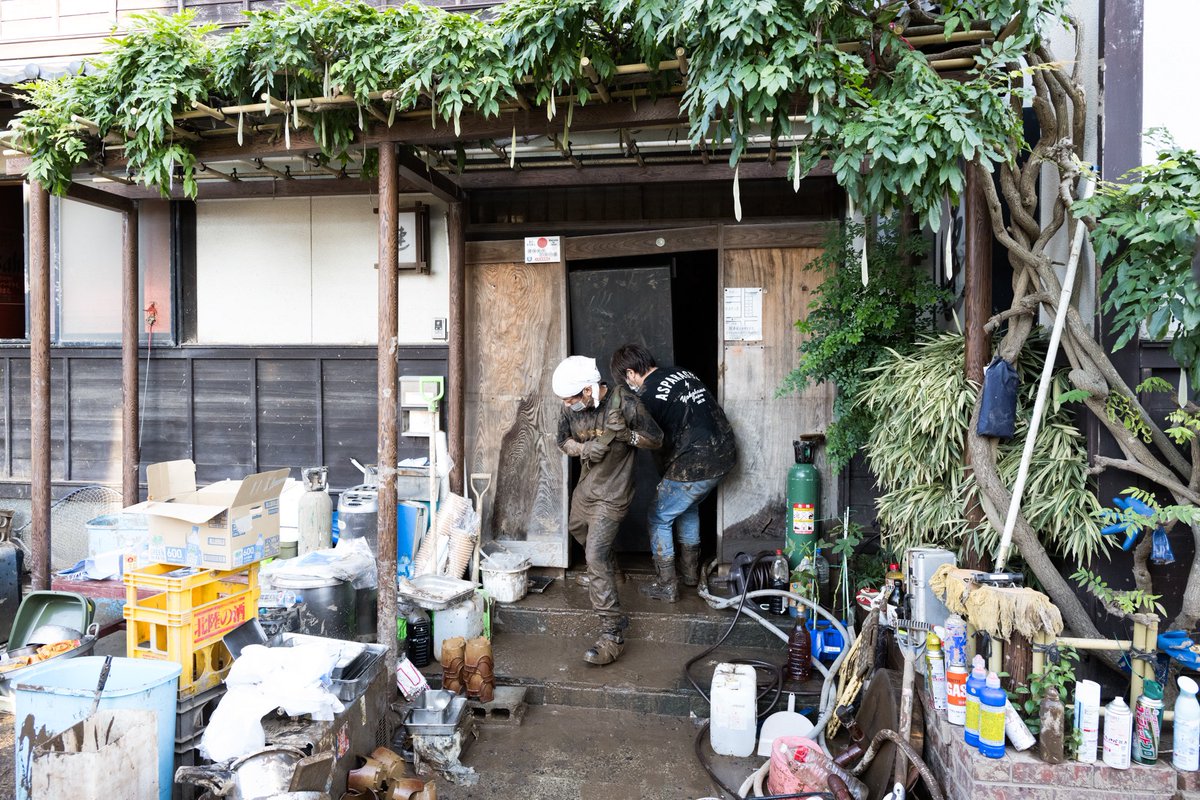 ishii_maki's tweet photo. 9月25日。

MONOEYESチーム全員で、4日前の豪雨災害で能登半島地震からの復旧半ばに再び甚大な被害を受けた輪島市へ。

地震で倒壊を免れた家��や仮設住宅、幼稚園、スーパーや飲食店なども浸水してしまいました。

輪島市、珠洲市、能登町でふたたび断水も。

まだまだ多くの方のちからが必要です。 https://t.co/rGvvf8DraG