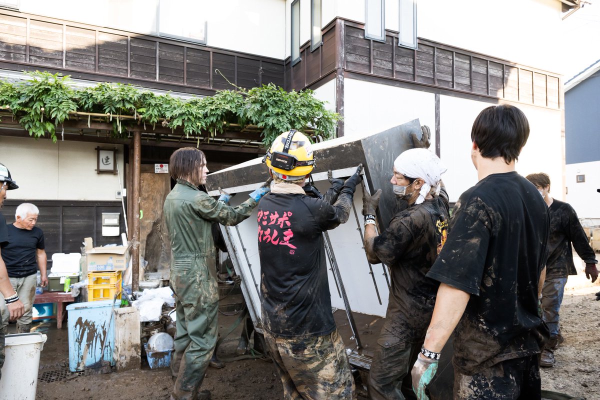ishii_maki's tweet photo. 9月25日。

MONOEYESチーム全員で、4日前の豪雨災害で能登半島地震からの復旧半ばに再び甚大な被害を受けた輪島市へ。

地震で倒壊を免れた家��や仮設住宅、幼稚園、スーパーや飲食店なども浸水してしまいました。

輪島市、珠洲市、能登町でふたたび断水も。

まだまだ多くの方のちからが必要です。 https://t.co/rGvvf8DraG