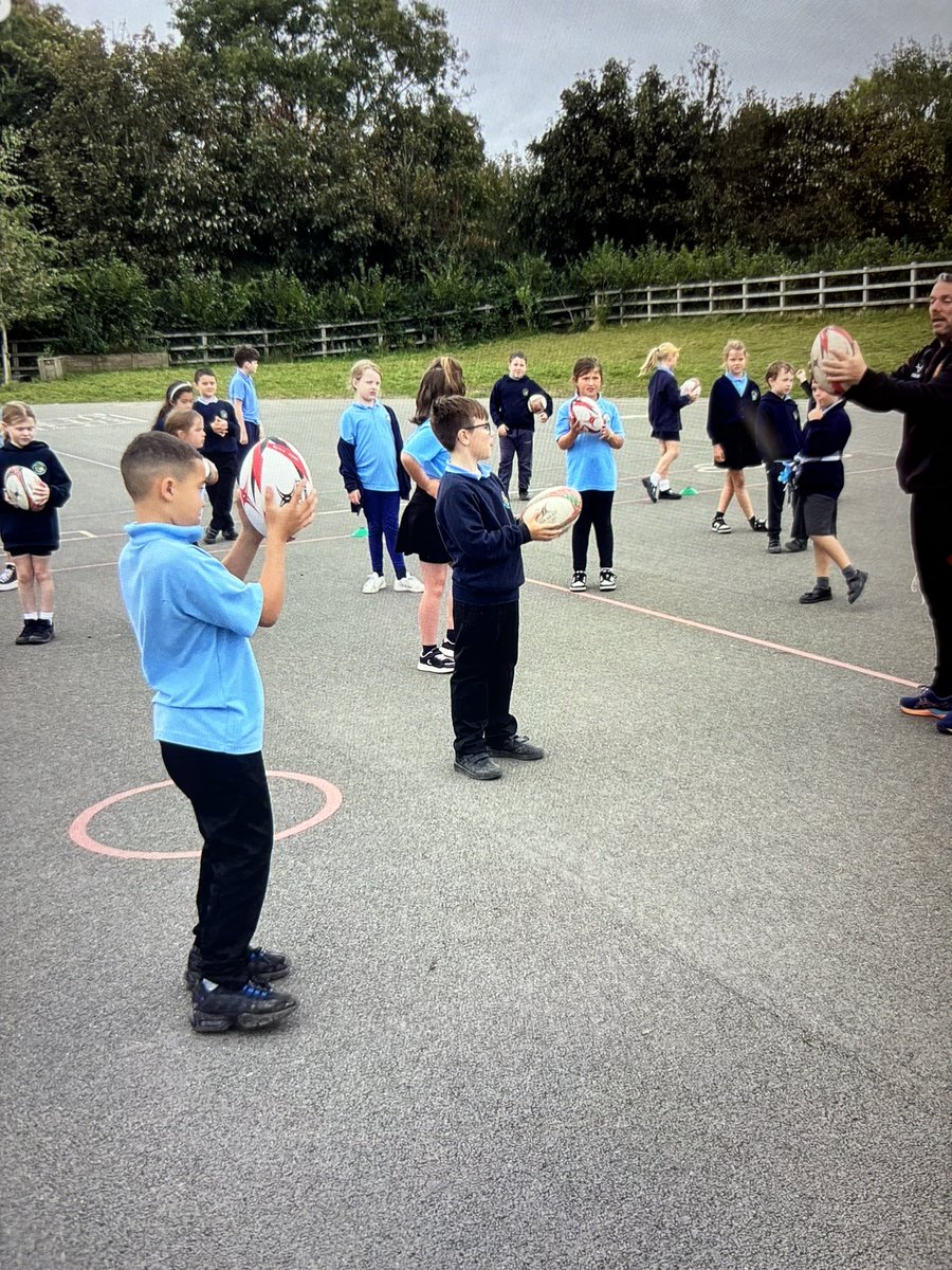 Blwyddyn 4 wedi mwynhau sesiwn Rygbi heddiw. Diolch Mr Baston @ysgoltryfan 🏉