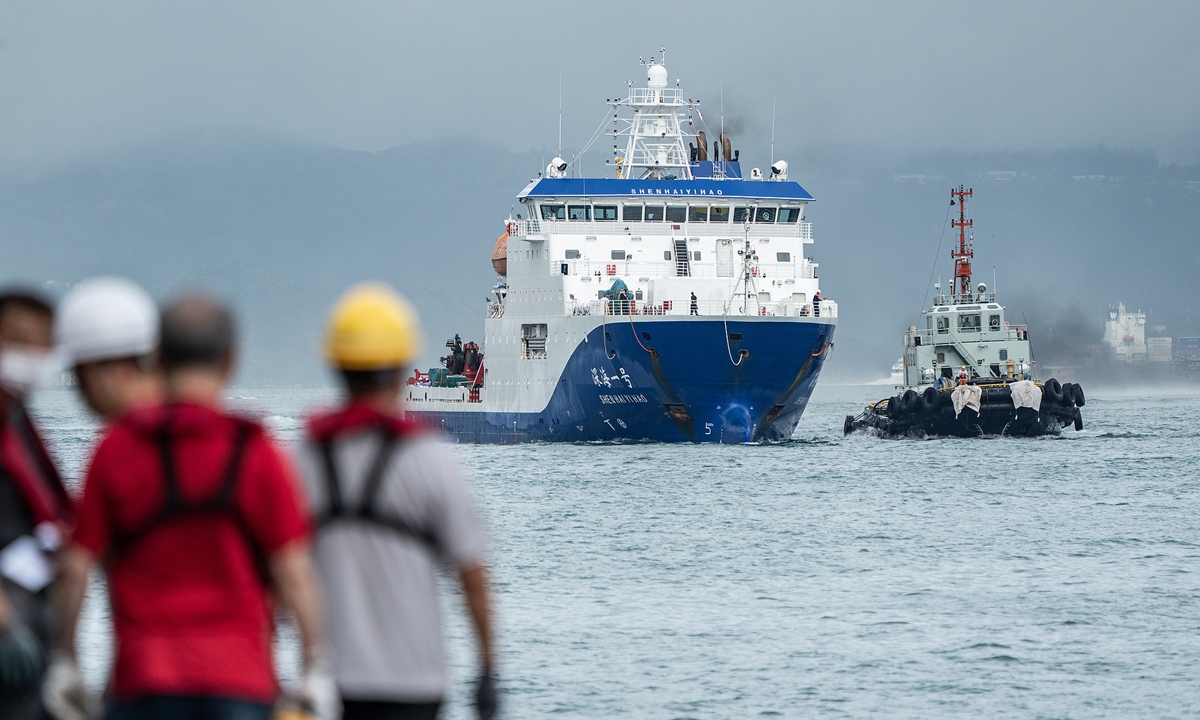 globaltimesnews's tweet photo. A series of marine science educational activities have recently taken place in #HongKong Special Administrative Region, sparked by the first-ever visit of China’s research vessel, Deep Sea No. 1, carrying the manned submersible #Jiaolong, the Global Times learned on Wednesday. https://t.co/eVIKaVrCJR